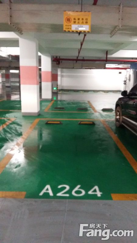 兩幢會(huì)所及兩個(gè)地下室組成